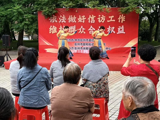 百祥社区开展“依法做好信访工作,维护群众合法权益”主题宣传活动(图2) 百祥社区开展“依法做好信访工作,维护群众合法权益”主题宣传活动(图2)